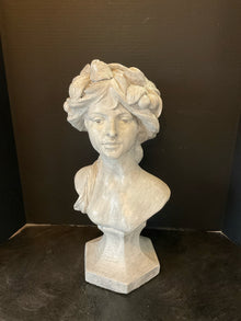  Statue/Figurine/Bust