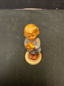  Hummel Statue/Figurine/Bust