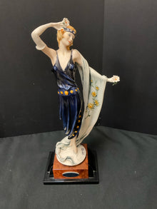  Statue/Figurine/Bust