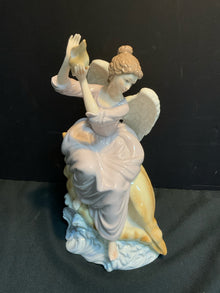  Statue/Figurine/Bust