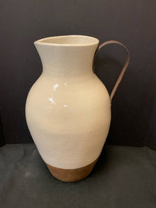  Pitcher