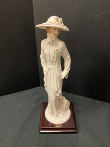  Statue/Figurine/Bust