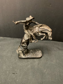  Statue/Figurine/Bust
