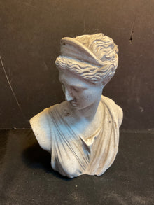  Statue/Figurine/Bust